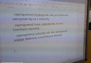 Instrukcja wyświetlana na tablicy.