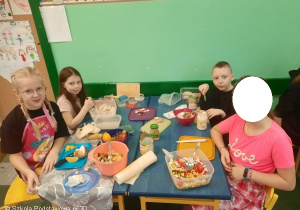 Uczniowie kl.3b w trakcie wykonywania sałatek.