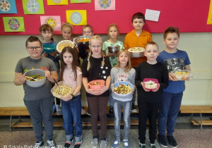 Uczniowie kl.3b z wykonanymi sałatkami.
