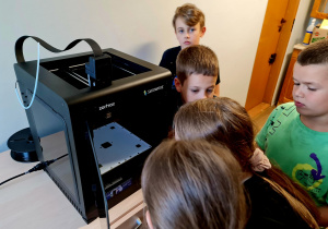 Uczniowie na zajęciach "Programowanie z elementami robotyki" poznają działanie i mozliwości drukarki 3D.