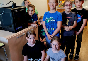 Uczniowie na zajęciach "Programowanie z elementami robotyki" poznają działanie i mozliwości drukarki 3D.