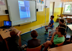 Uczniowie na zajęciach "Programowanie z elementami robotyki" poznają działanie i mozliwości drukarki 3D.