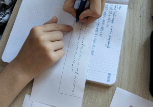 Uczniowie wykonujący zadanie