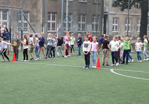 Integracyjne zabawy pierwszoklasistów na szkolnym pikniku.