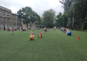 Integracyjne zabawy pierwszoklasistów na szkolnym pikniku.