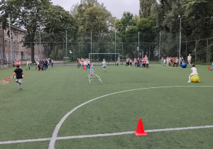 Integracyjne zabawy pierwszoklasistów na szkolnym pikniku.