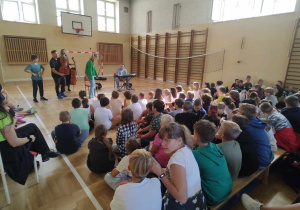 Uczniowie podczas audycji muzycznej.