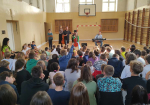 Uczniowie podczas audycji muzycznej.