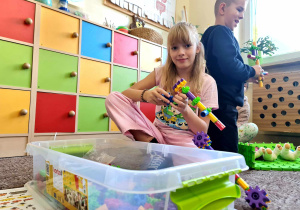 Uczniowie klasy IIIa i IIIb podczas zajęć z wykorzystaniem klocków Korbo (Laboratoria Przyszłości).