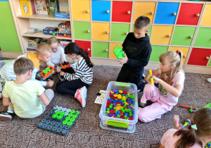 Uczniowie klasy IIIa i IIIb podczas zajęć z wykorzystaniem klocków Korbo (Laboratoria Przyszłości).