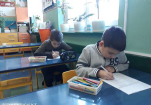Uczniowie podczas pisania testu konkursowego.