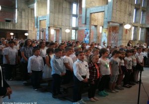 Uczniowie klas młodszych w kościele.