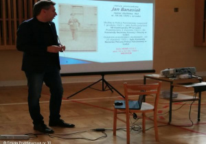 Pan Olbrychowski podczas prezentacji.
