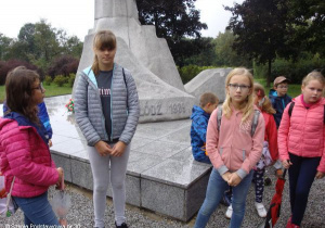 Uczniowie pod pomnikiem Armii Łódź.