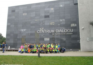 Uczniowie klas II i III przed Centrum Dialogu.