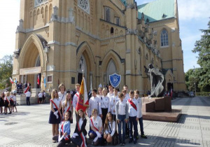 Uczniowie kl.VI przed Katedrą.