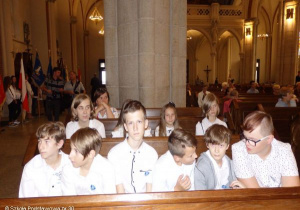 Uczniowie kl.VI w Katedrze podczas mszy.