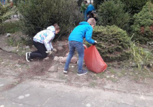 Uczniowie podczas sprzątania świata.