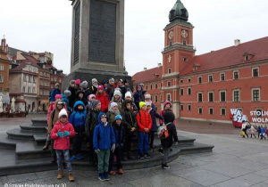Uczniowie przed pomnikiem Zygmunta III Wazy.