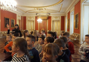Uczniowie zwiedzają pokoje na Zamku Królewskim.