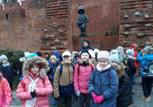 Uczniowie przy pomniku Małego Powstańca.