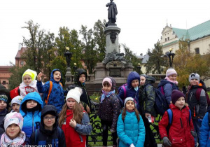 Uczniowie przy pomniku Adama Mickiewicza.