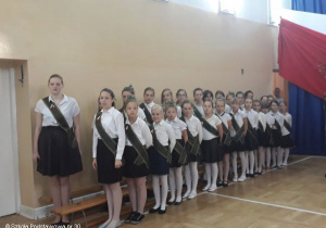 Uczniowie klas starszych podczas śpiewania hymnu.