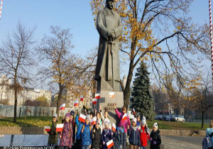 Uczniowie pod pomnikiem Józefa Piłsudskiego.