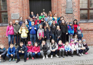 Uczniowie przed muzeum M.Kopernika.