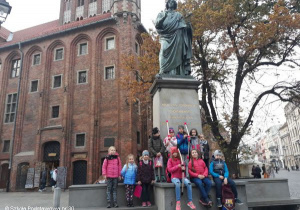 Uczniowie pod pomnikiem M.Kopernika.