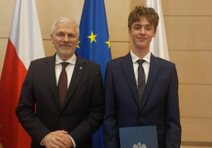 Laureaci WKP z naszej szkoły odbierają dyplomy.