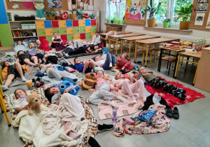 Dzieci podczas zabaw - klasowe piżama party.