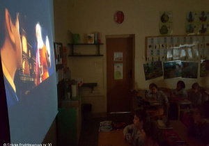 Uczniowie kl.1b oglądają świąteczny film.
