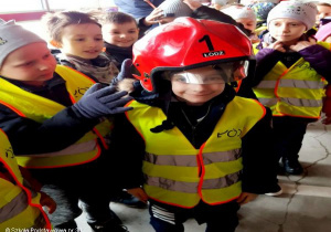 Uczniowie klas 1 podczas wizyty w Straży Pożarnej.
