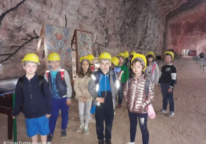 Uczniowie kl.2b w kopalni. 