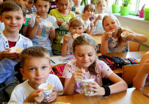 Uczniowie kl.1b podczas jedzenia lodów.