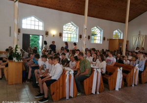 Uczniowie podczas mszy.