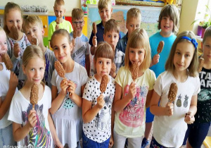 Uczniowie klasy 3b jedzą lody.