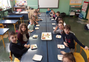 Uczniowie kl.1b spożywający śniadanie wielkanocne.