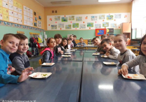 Uczniowie kl.1b podczas śniadania wielkanocnego.