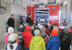 Uczniowie młodszych klas podczas wizyty w straży pożarnej.