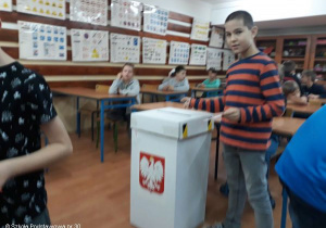 Uczniowie podczas wyborów.