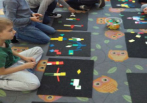 Uczniowie kl.2a podczas zabaw z figurami geometrycznymi.