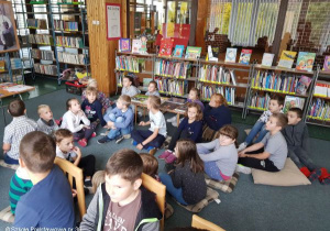 Uczniowie podczas zajęć w bibliotece.