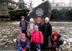 Uczniowie przy pomniku.