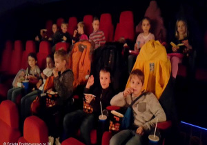 Uczniowie kl.3b siedzący w kinie.