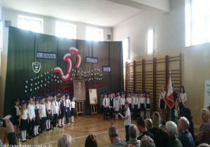 Uczniowie klas pierwszych śpiewają podczas uroczystości.
