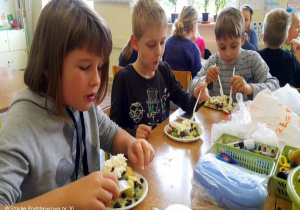 Uczniowie kl.3b jedzą zrobione sałatki.