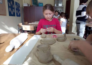 Uczniowie kl.5c podczas warsztatów ceramicznych.