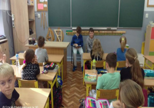Uczniowie podczas czytania w klasie.